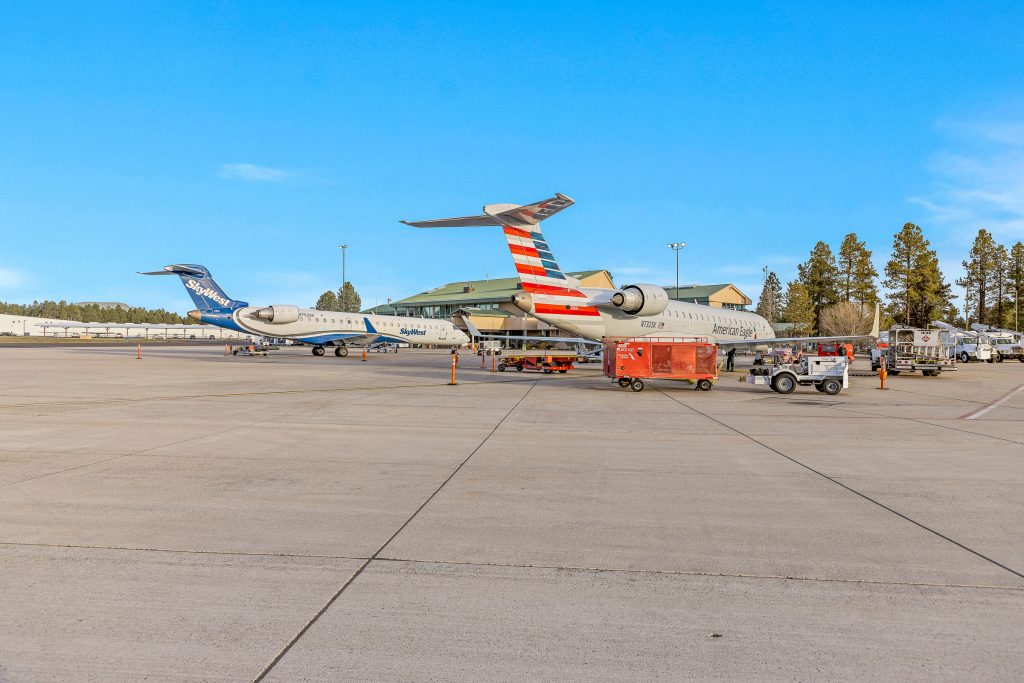 Skywest and American Airlines on the ramp at Flagstaff Airport